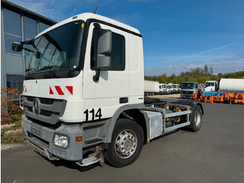 Kabiinišassiiga veoauto MERCEDES-BENZ Actros 1832