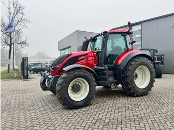 Traktor VALTRA T144