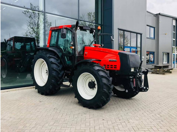 Traktor VALTRA