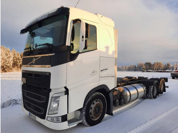 Kabiinišassiiga veoauto VOLVO FH13