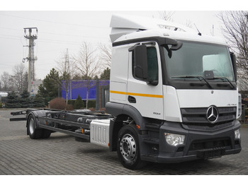 Kabiinišassiiga veoauto MERCEDES-BENZ Actros 1824