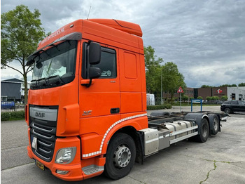 Konteinerveduk/ Tõstukiga veoauto DAF XF 440