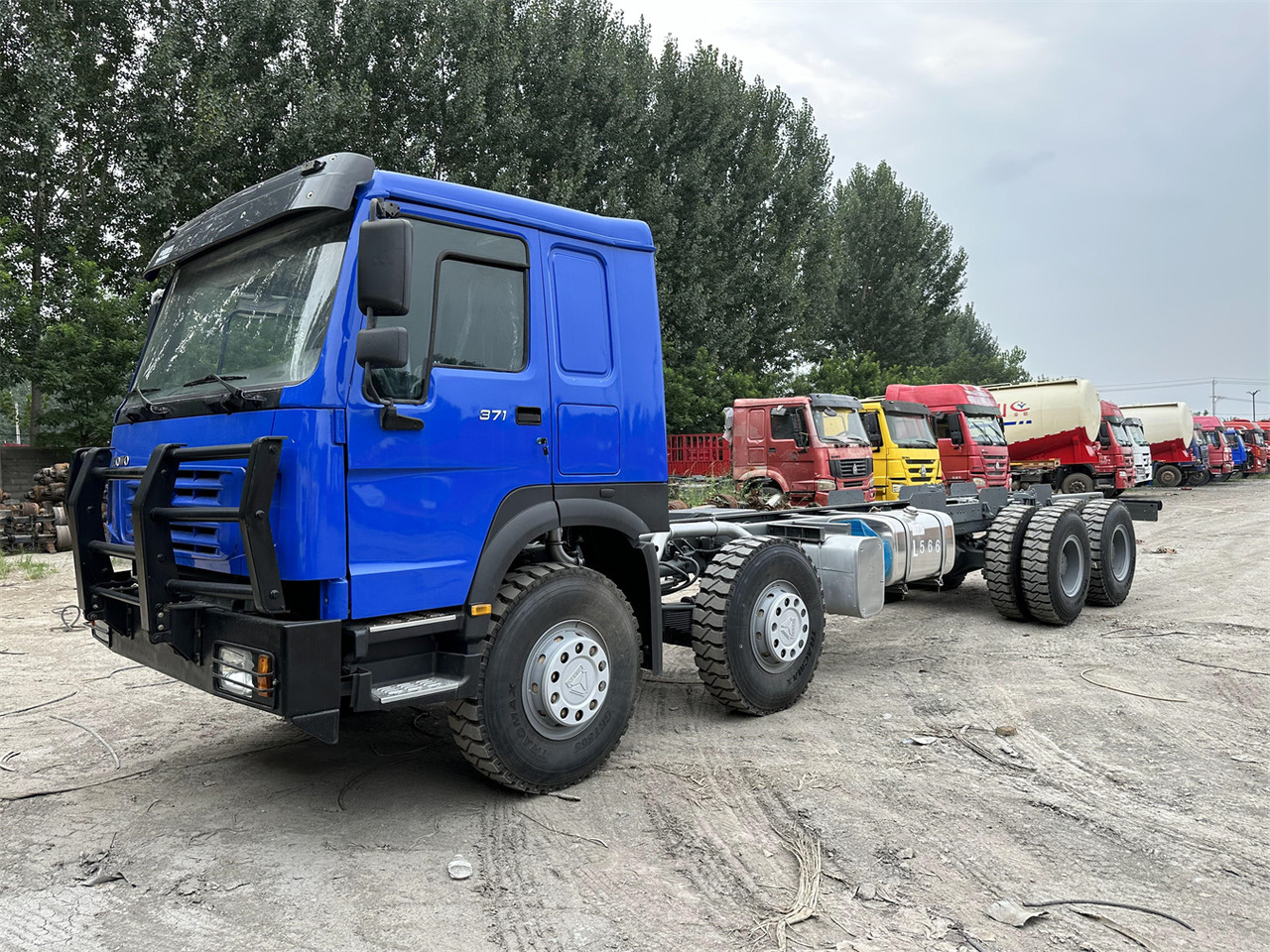 Kabiinišassiiga veoauto transporditavad ained rasketehnika SINOTRUK HOWO 371 Chassis truck: pilt 6