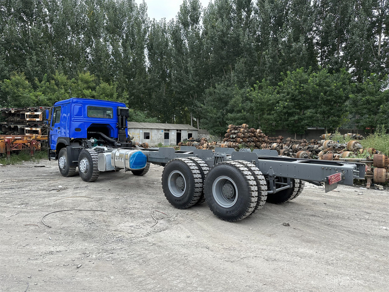 Kabiinišassiiga veoauto transporditavad ained rasketehnika SINOTRUK HOWO 371 Chassis truck: pilt 8